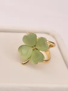 Exquisite green four-leaf clover silk scarf buckle, elegant gold-plated fashion jewelry.