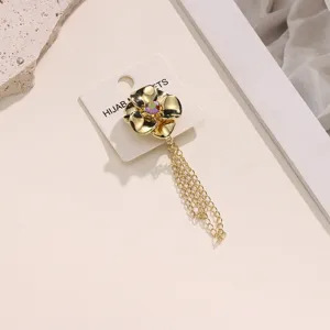 Gouden bloem magnetische broche met multi-laagse hangende kettingen voor stijlvolle sjaals.