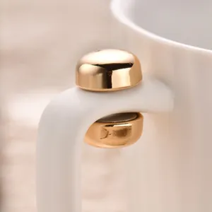 Detailopname van gouden magnetische knopen met sterk sluitingsontwerp voor kleding.