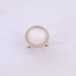 Goudkleurige metalen strass kattenoog ronde sjaalring chique kledinghoek gesp detail