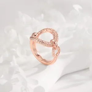 Roségouden geometrische sjaalring voor vrouwen, elegante mode-accessoire voor sjaals.