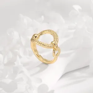 Elegante gouden geometrische sjaalring voor vrouwen, een prachtig veelzijdig mode-accessoire.
