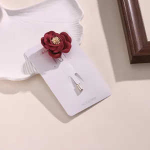 Elegante spilla a forma di rosa in tessuto rosso scuro accessorio vintage donna