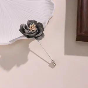 Spilla con rosa in tessuto grigio bottoniera per abito da sposa accessori di abbigliamento