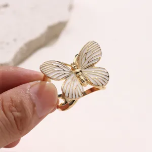 Elegante fibbia per sciarpa di seta con farfalla oro e bianco, dettaglio squisito.