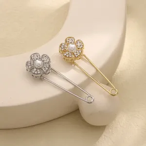 Elegante spilla di sicurezza con perla e strass per sciarpa cappotto, fiore luminoso.