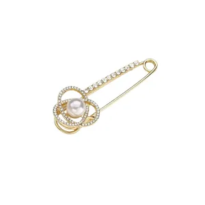 Elegante spilla di sicurezza dorata con strass e perla, fermaglio per sciarpa luminoso.