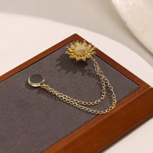 Zonnebloem magneet broche detailweergave met stralende kristallen en een dubbele ketting.