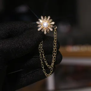 Details van gouden bloem magnetische broche met parel en dubbele ketting voor t-shirts.
