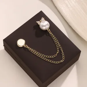 Elegante magnetische broche voor kleding met parel, kristallen strik en dubbele ketting.