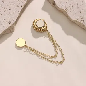 Gouden magnetische broche voor kleding, stijlvolle kledingclip en sjaalbevestiging.