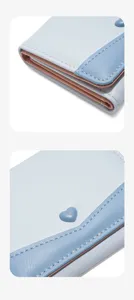 Minimalistische drievoudige portemonnee met schattig hart in zachte pastelkleuren.