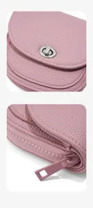 Primo piano del portamonete in pelle rosa con chiusura a girello metallica e cerniera lampo.