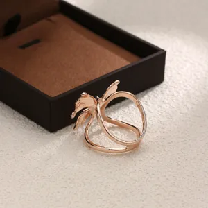 Roségoldener Schalring mit Schmetterling, edler Metallknoten für Blusen und Kopftücher.