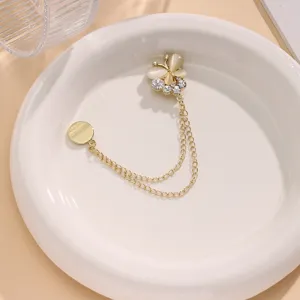 Gedetailleerd overzicht van de vlinder magnetische broche met kettingen voor sjaals.