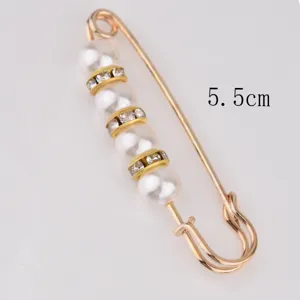 Spilla di sicurezza con perle strass regolatore vita dettaglio, gioiello oro lucido.