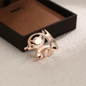 Nahaufnahme der roségoldenen Schmetterling-Schalspließe, ideal zum Fixieren von Tüchern.