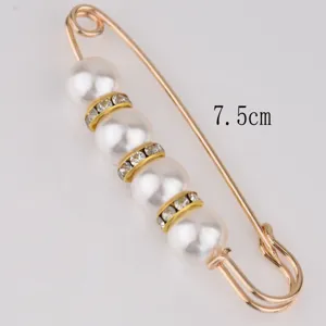 Vista di dettaglio della spilla di sicurezza con perle e strass, cristalli luminosi e 7.5cm.