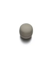 Primo piano dettagliato del bottone a pressione magnetico sferico grigio, design minimalista.