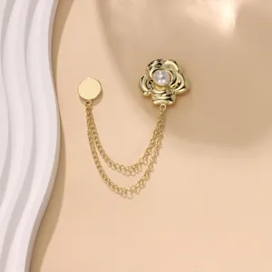 Gouden camelia magneetbroche met dubbele kettingen voor het vastmaken van sjaals en kleding.