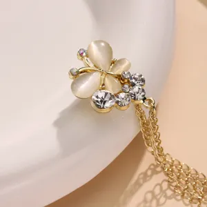 Gouden metalen vlinder magneet sjaal clip broche met ketting en strass steentjes