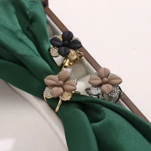 Elegante anello per sciarpa floreale con strass e petali opachi, accessorio versatile per scialle.