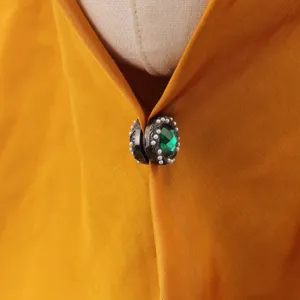 Gedetailleerde close-up van een vintage groene kristallen parel hijab magneetgesp.
