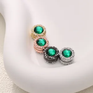 Gedetailleerd overzicht van vintage smaragd parel hijab magnetische speldjes in metaal.