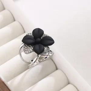 Elegante fibbia per sciarpa di seta con fiore nero e strass brillanti doppio anello.
