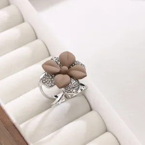 Squisita fibbia per foulard di seta a fiore con strass, accessorio elegante per donna.