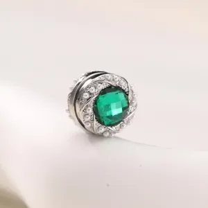 Detailopname van de vintage groene kristalen en parel magnetische hijab speld sluiting.