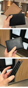 Vue détaillée d'un petit portefeuille en cuir pour femme avec poches à cartes.