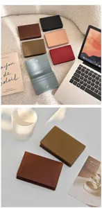 Vue détaillée de porte-cartes minimalistes en cuir de plusieurs couleurs, compacts.