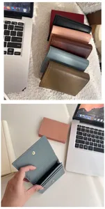 Vue détaillée de petits portefeuilles en cuir multicolores, étui à cartes à bouton-pression.