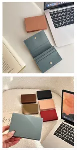 Vue détaillée du portefeuille court pour femme minimaliste, étui à cartes compact chic.