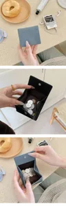 Kleine Echtleder Münzbörse für Damen, kompaktes Portemonnaie mit Druckknopf und feiner Textur.