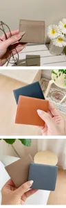 Echtleder Mini Münzgeldbörse Detailansicht mit kompaktem Litschimuster Design in mehreren Farben.