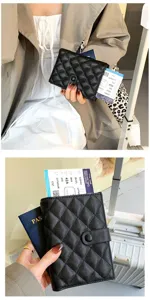 Schwarze Kaviarleder Reisepass Hülle Detail, gestepptes Design Dokumentenorganizer.