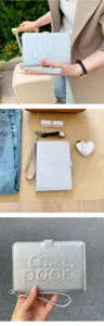 Elegante portafoglio porta passaporto argentato con laccetto e scomparti per carte comodi.