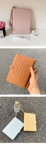 Vista dettagliata del portapassaporto portabile in pelle PU e astuccio carte con polsino.