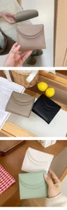 Kleine Geldbörse aus Kunstleder mit halbrundem Überschlag und praktischem Kartenhalter.