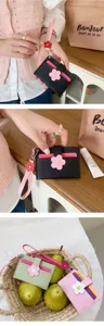 Kompaktes Blumen Kartenetui Detail aus PU Leder mit Handschlaufe und charmantem Anhänger.