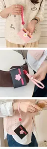 Blumen Kartenhalter Detailansicht mit mehreren Kartenfächern, süßem Verschluss und Armband.