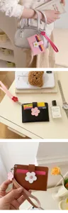 Y2K Dopamin Mini Kartenetui Geldbeutel mit Blumenriemen, süße Damen Münztasche Detailansicht.