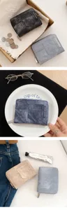Portafoglio corto in denim dettaglio con scomparti per carte e chiusura a zip robusta.