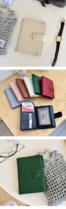 Multifunktionale Reisepasshülle mit Krokomuster, Kartenfächern und Reisedokumenten-Organizer.