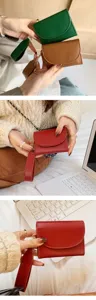 Nahaufnahme Detailbild des minimalistischen Mini-Geldbörse aus Leder mit Handschlaufe.