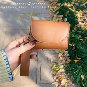 Koreanischer minimalistischer Damen Geldbeutel mit Handschlaufe, braune PU-Tasche.