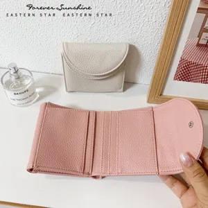 Minimalistisches, einfarbiges Mini Lederportemonnaie und Kartenetui mit Druckknopfverschluss.