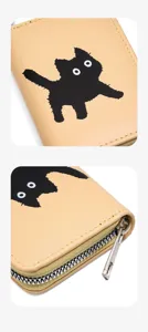 Primer plano de los detalles del tarjetero beis con bonito diseño de gato negro y cremallera.